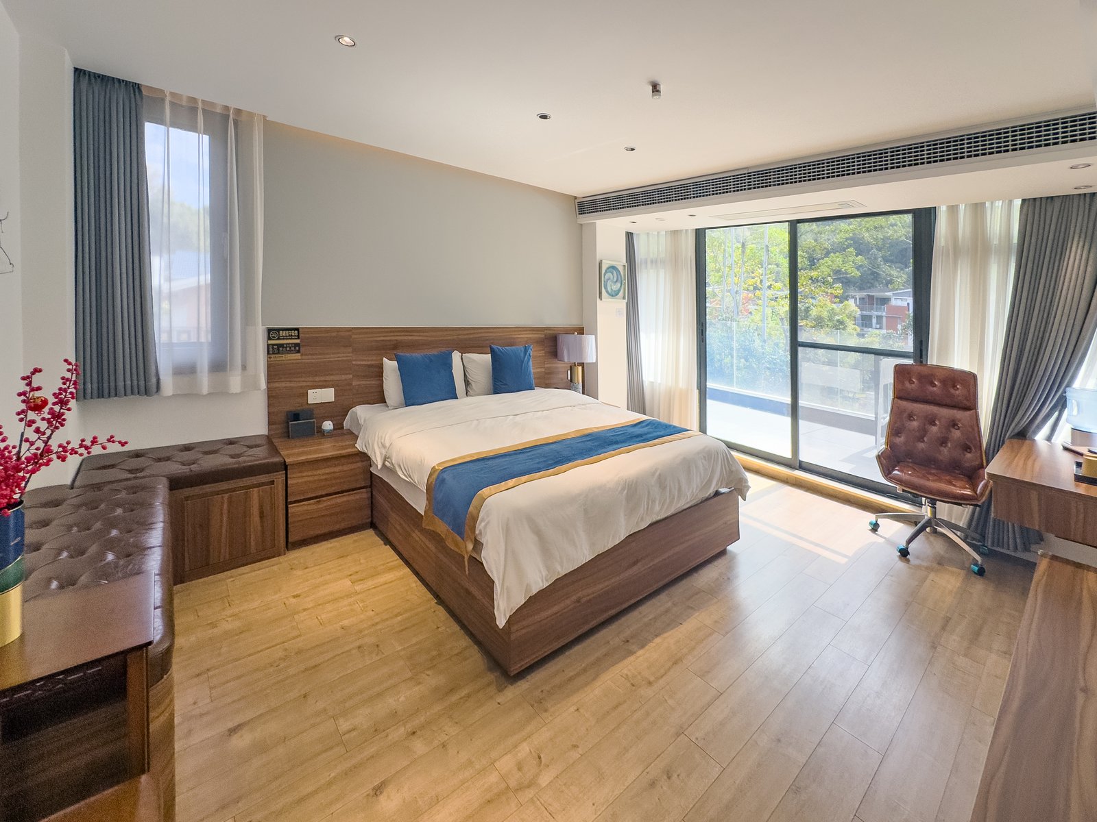 山景豪华大床套房